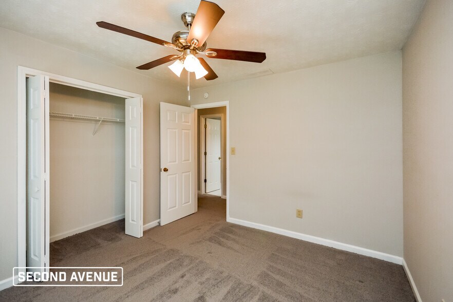 Building Photo - 4830 Thornwood Dr