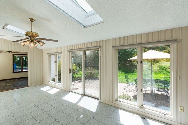 Building Photo - Beautiful 3 Bed, 2.5 Bath Single Family Colonial for Rent in Manchester!