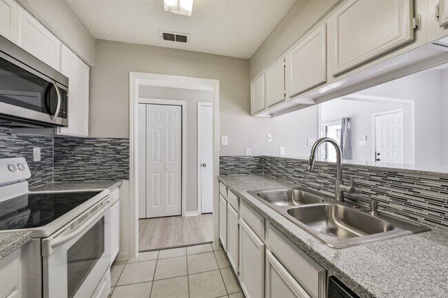 Building Photo - 10122 Waterstone Dr