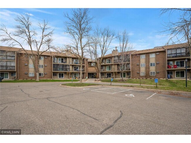 Primary Photo - 3850 Plymouth Blvd