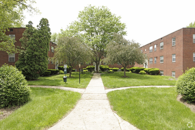 Building Photo - The Courtyards at Sewickley - South