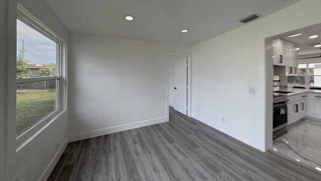 Building Photo - 4-bedroom, 2-bathroom