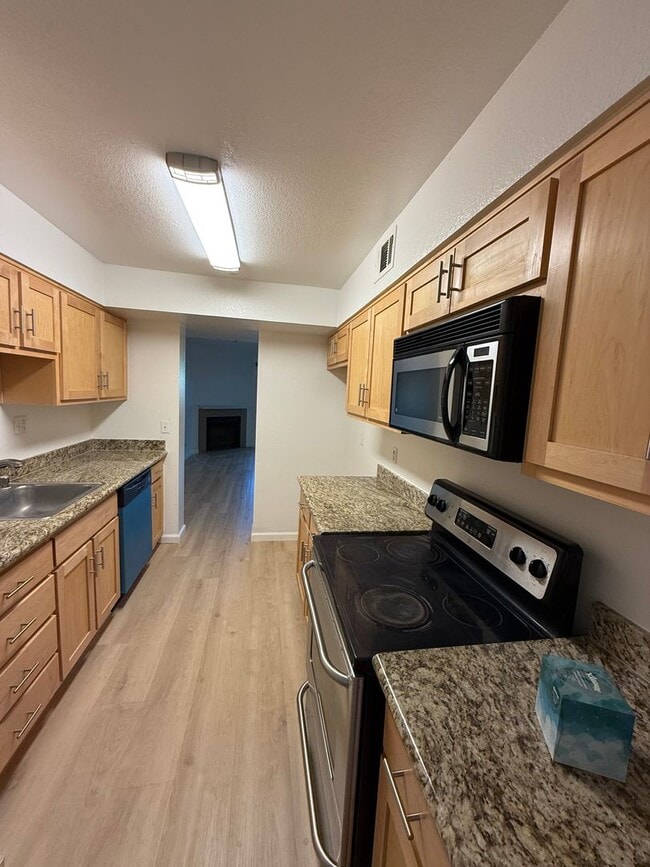 Building Photo - 2 BEDROOM TOWNHOUSE