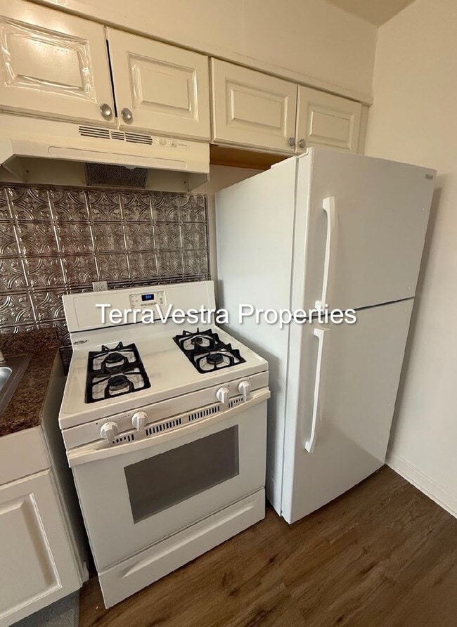 Building Photo - 1 Bed in Barclay Towers! Eligible for $500 Security deposit.