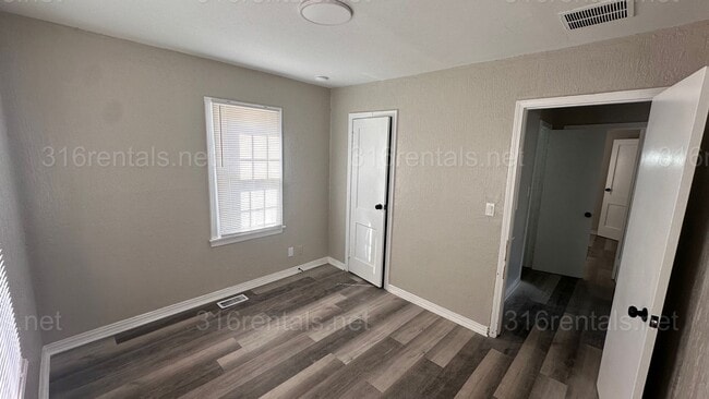 Building Photo - $925 2 bedroom / 1 bathroom - Single Family Home