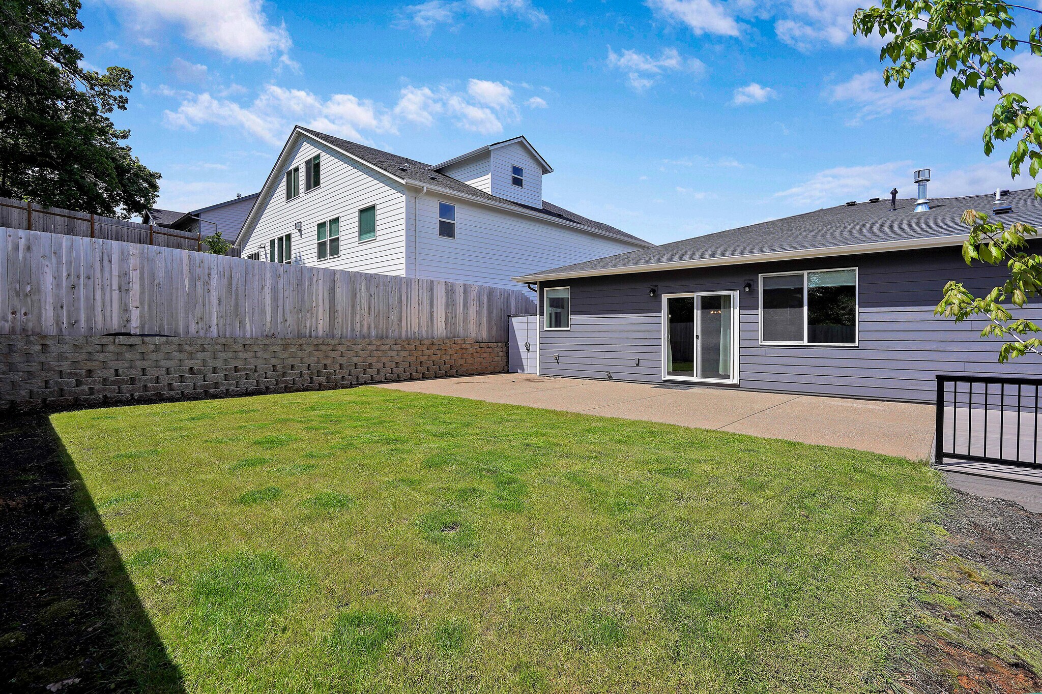 Building Photo - 1132 Thunderbird Ave S