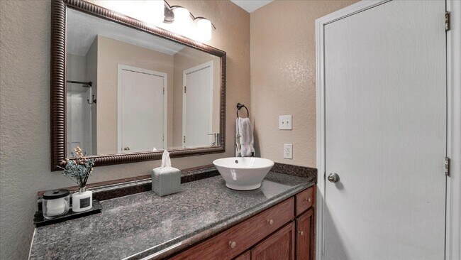 Building Photo - "Charming 3-Bedroom Home with 2 Full Baths in New Braunfels – 1,425 Sq Ft of Comfort on Cherokee ...