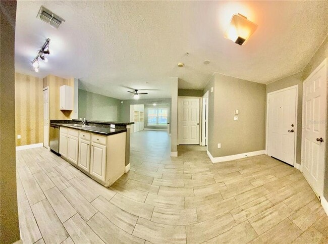 Building Photo - 5447 Vineland Rd
