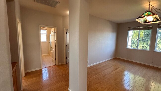 Building Photo - Just listed