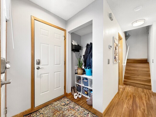 Building Photo - 2040 Shenandoah Ct