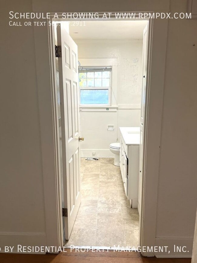 Building Photo - 214 NE Bryant St