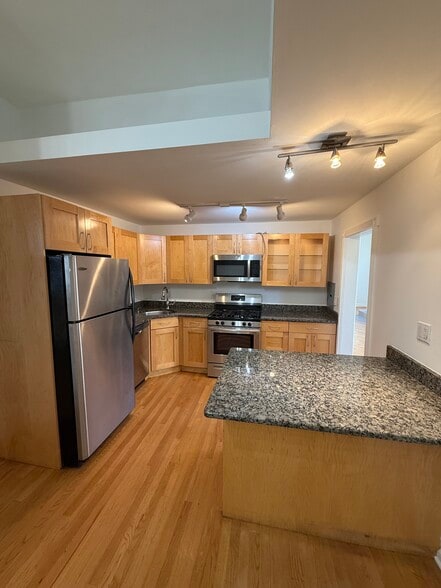 Building Photo - 127 Maple Ave