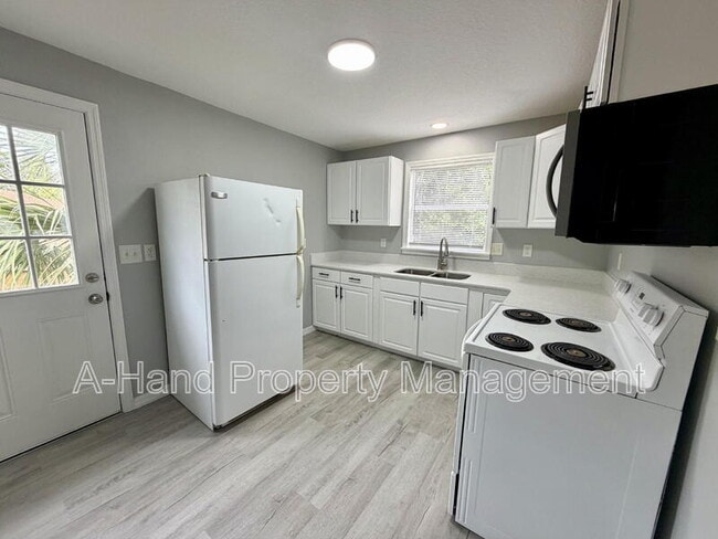 Building Photo - 558 E Desoto St