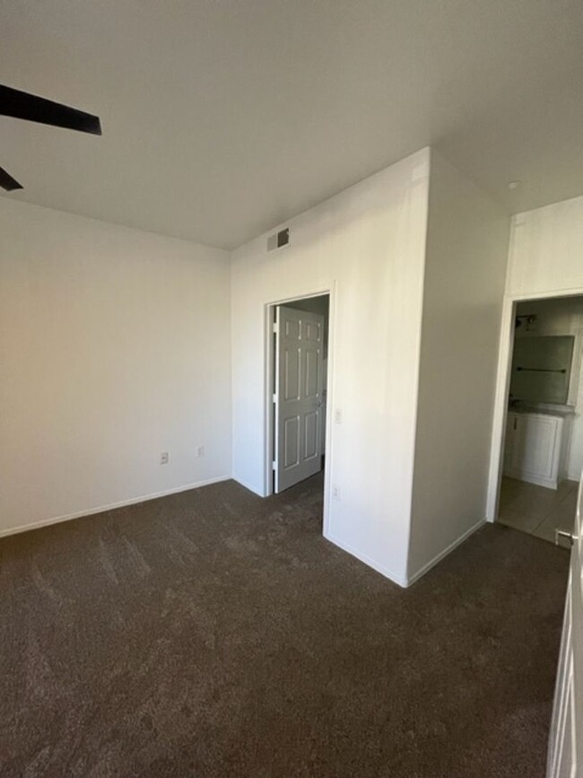 Building Photo - The Carlyle 2 bedroom 2 bath at 7th Street...