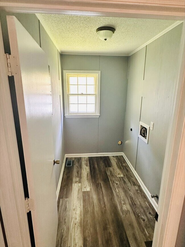 Building Photo - Charming 2 BD/1 BA Bungalow with Fenced Ba...