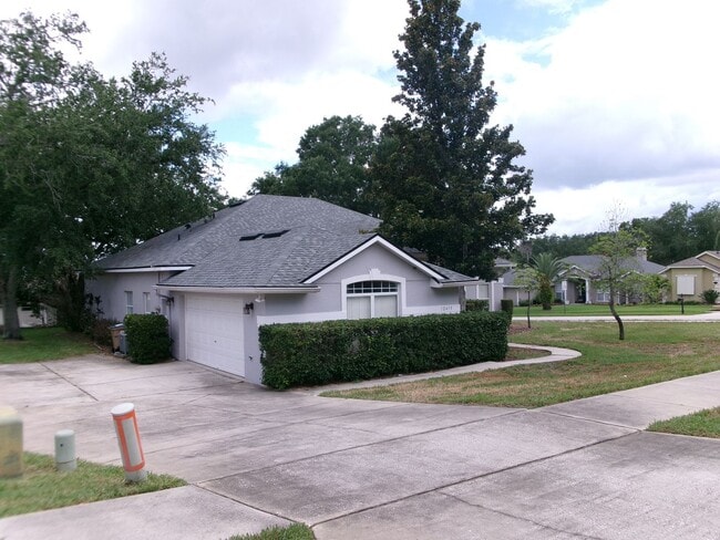 Building Photo - 4/2 on corner lot w/lake access