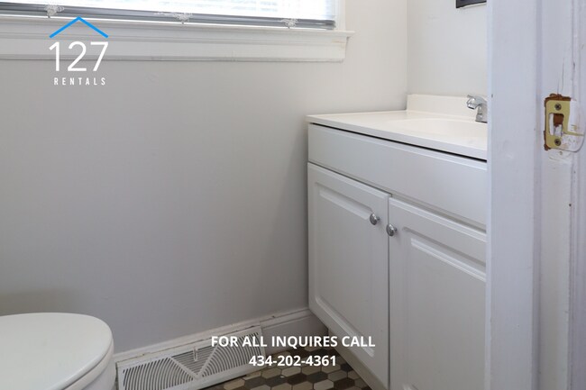 Building Photo - 4 Bedroom Unit with Electric and Water Utilities Included!!