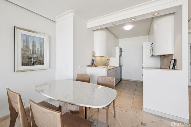 Building Photo - 999 Green St