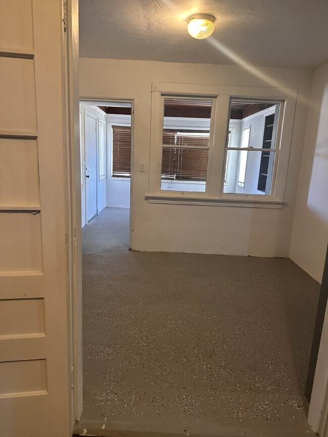 Building Photo - Delightful and Cozy 3bdrm 1bath Home For R...