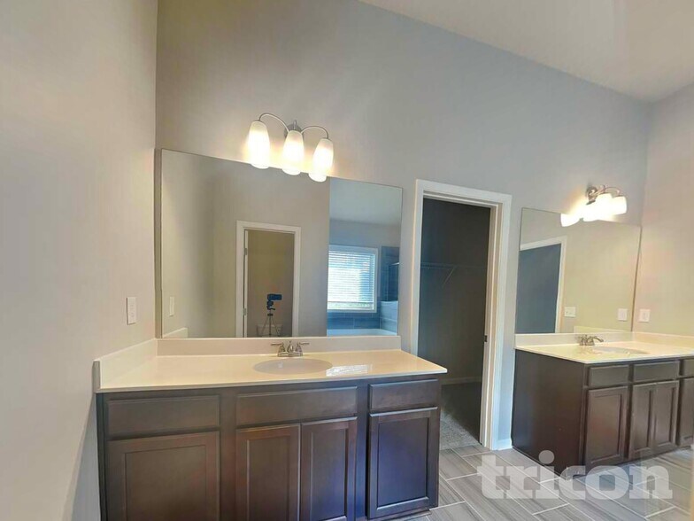 Building Photo - 208 Evergreen Way