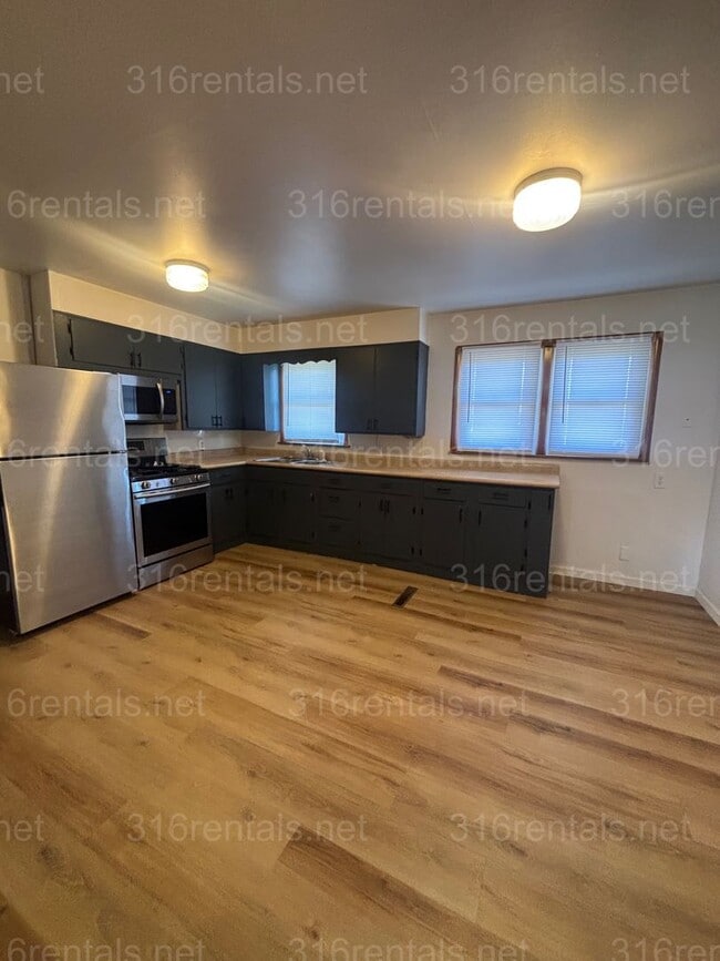 Building Photo - 3 bed 1 bath house available NOW!