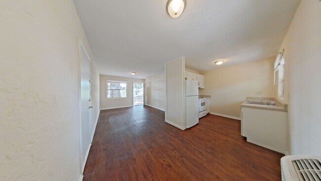 Building Photo - Lovely 2/1 - Convenient Location