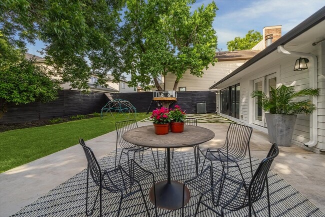 Building Photo - 4148 Bissonnet St