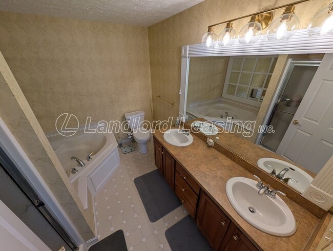 Building Photo - Avon Lake 3-Bedroom Condo with Pool, Tennis Courts & Lawn Care Included