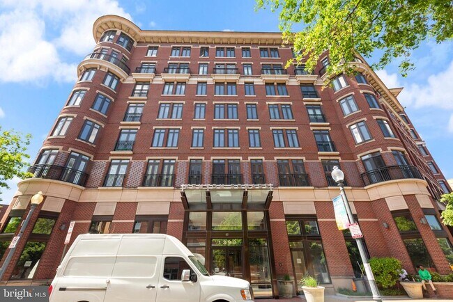 Building Photo - 1390 Kenyon St NW