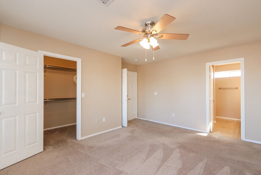 Building Photo - 969 E Elgin St