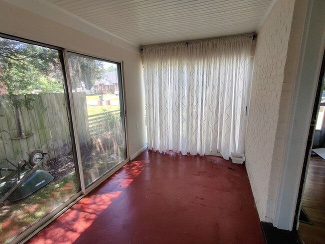 Building Photo - 3 bedroom home with a detached garage