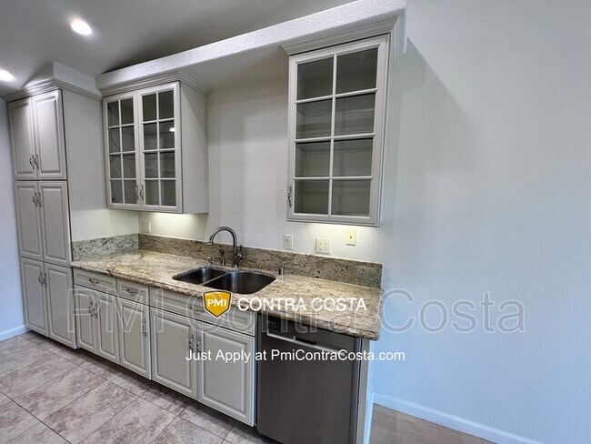 Building Photo - 409 Camelback Rd