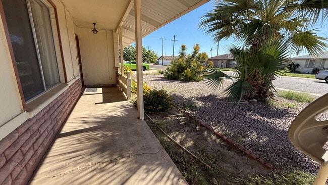 Building Photo - "Charming 2-Bed, 2-Bath Oasis in Phoenix -...
