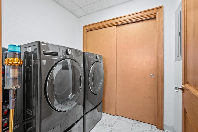 Building Photo - 1313 N Franklin Pl