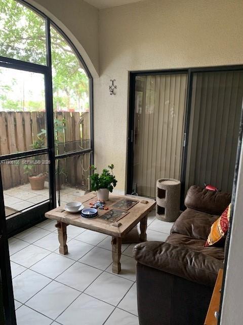 Building Photo - 513 Racquet Club Rd