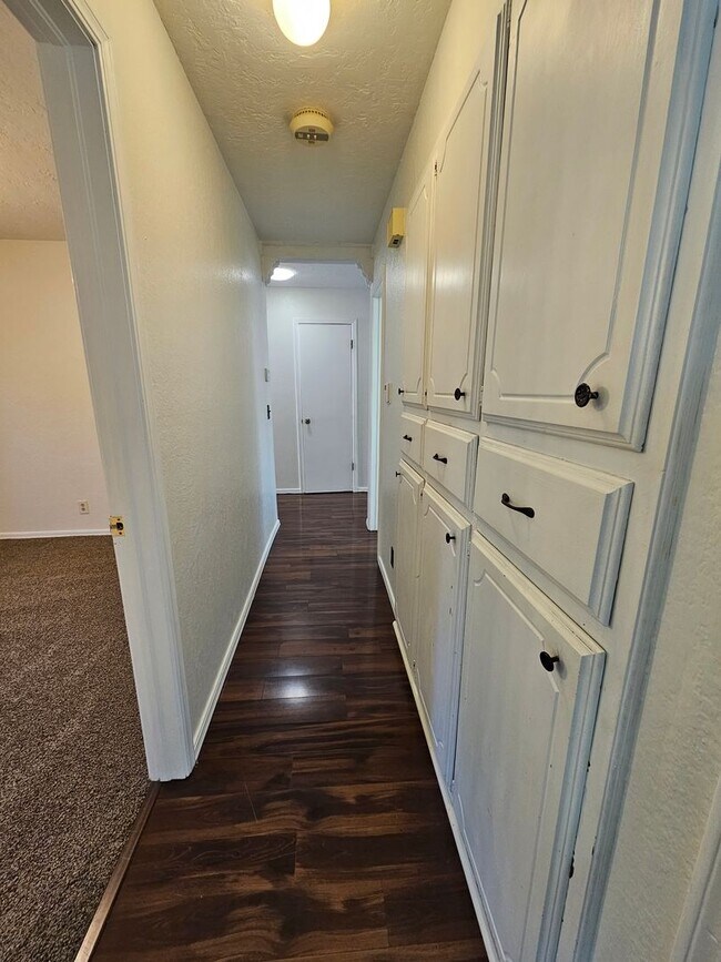 Building Photo - (3) Bed/(2) Bath Avail NOW! Oakhurst Addition!