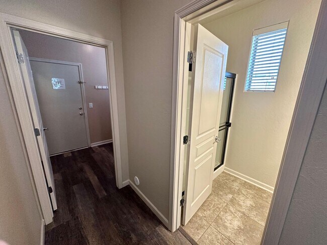 Building Photo - 1912 E Loma Vista St