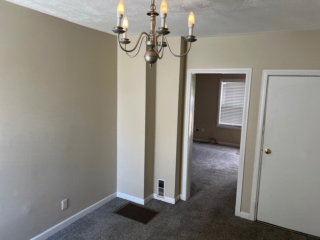 Building Photo - 658 Old West Central St