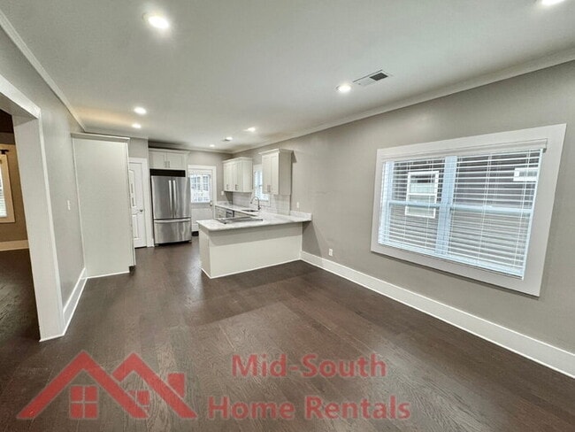 Building Photo - 1046 Tanglewood St