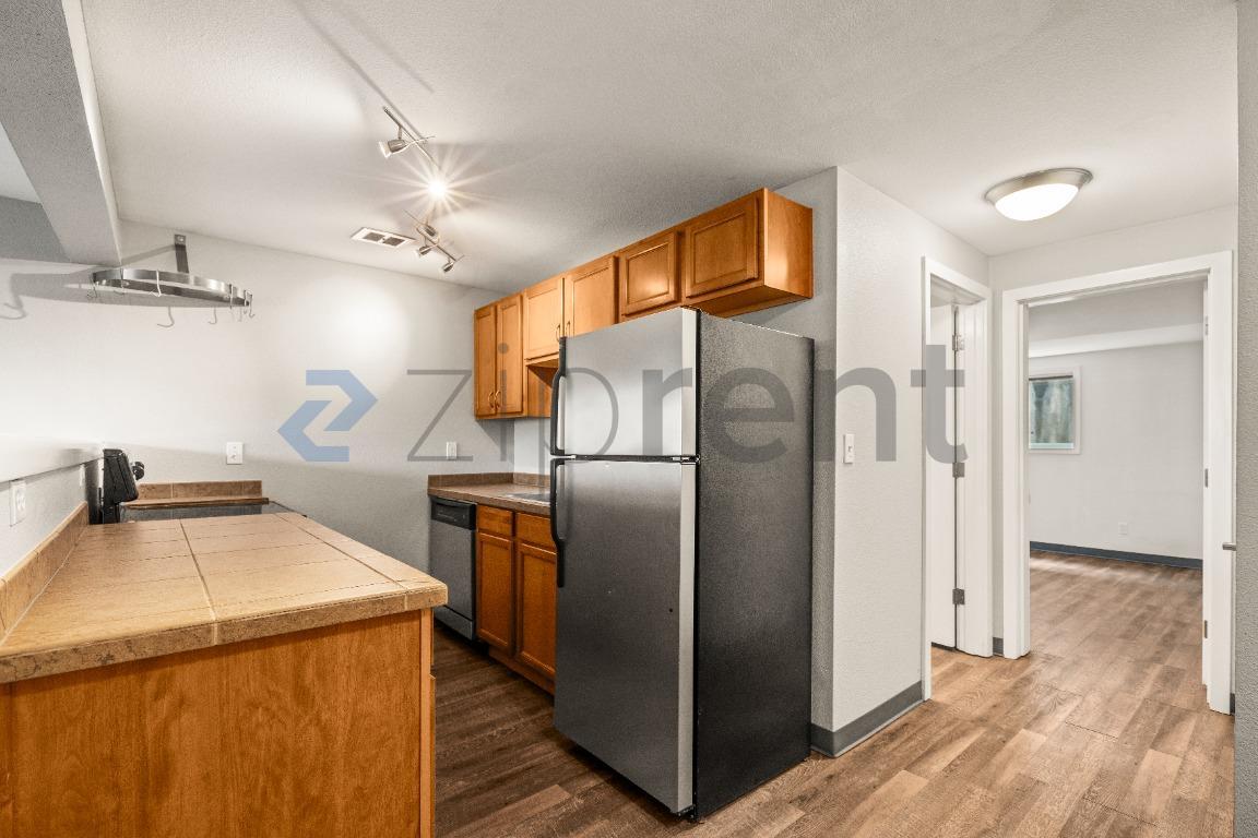 Building Photo - Unit 105