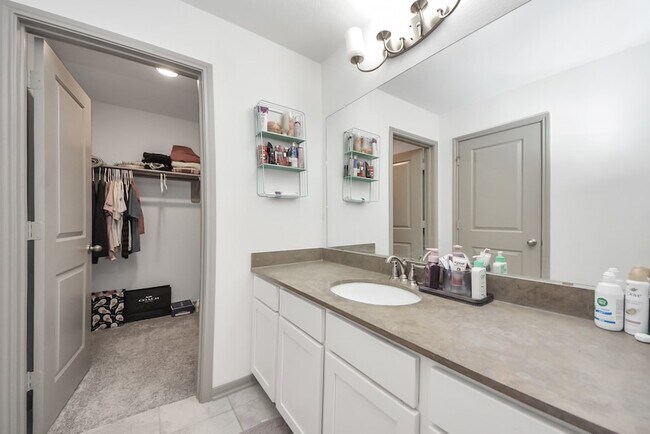 Building Photo - 1911 Sapphire Pines Ln