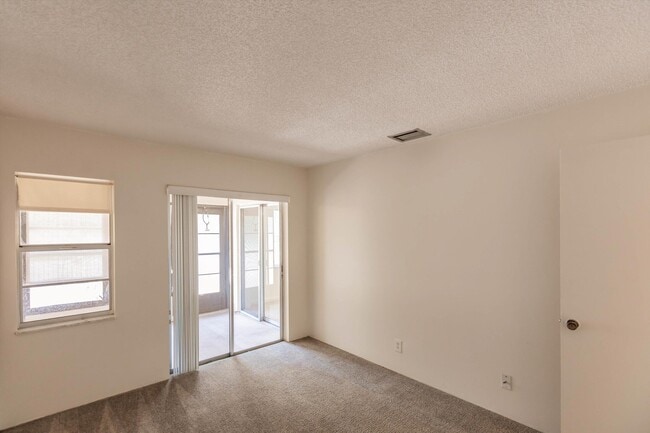 Building Photo - 5029 Rose Hill Dr
