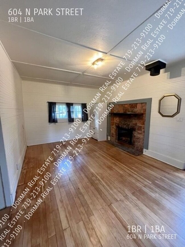 Building Photo - 604 N Park St