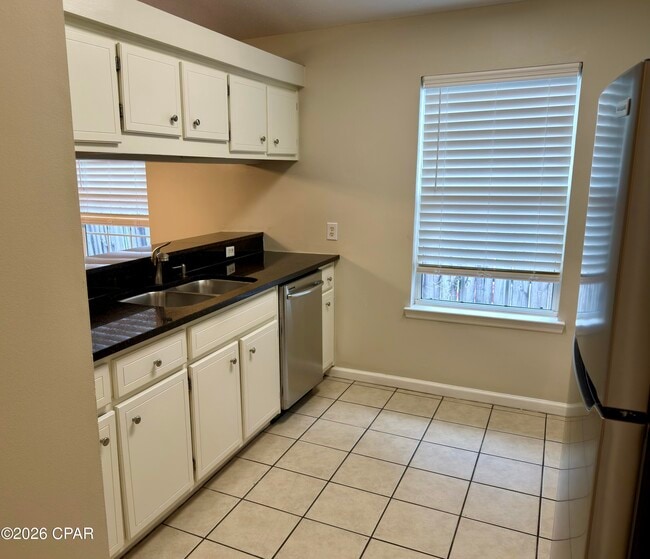 Building Photo - 425 Dolphin Dr