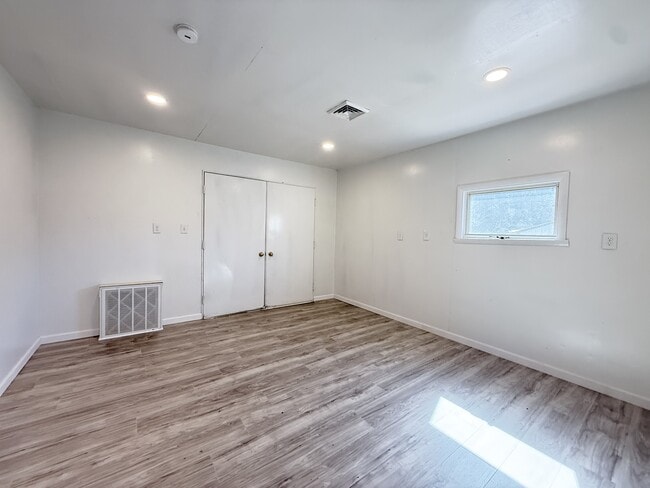 Building Photo - 272 River Rd