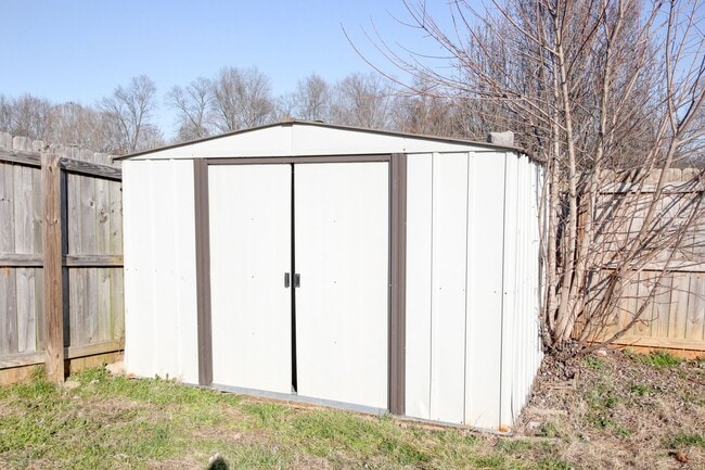 Building Photo - 3 bed 2 bath in the heart of St. B.  Fresh Paint.  Clean and Ready for You.