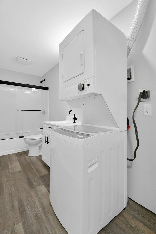 Building Photo - Freshly Renovated Duplex. Upstairs and Downstairs Units Available Now. Schedule a Schedule Today!