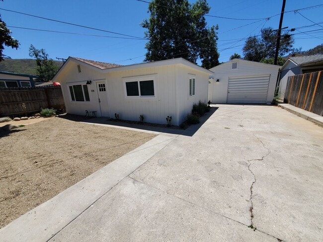 Building Photo - Newly Remodeled 2 Bedroom 1 Bath Back House
