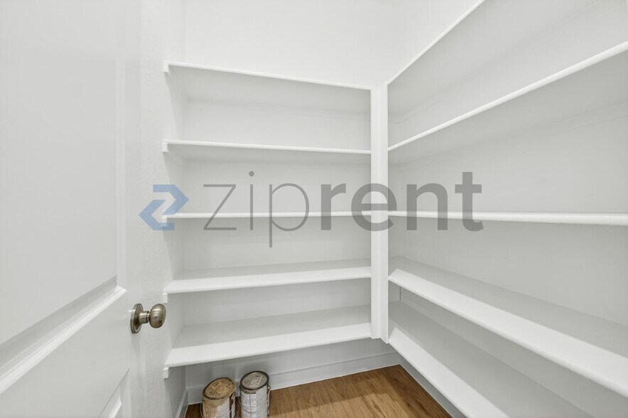 Building Photo - Unit