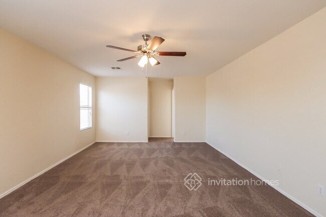 Building Photo - 2322 E Spruce Dr